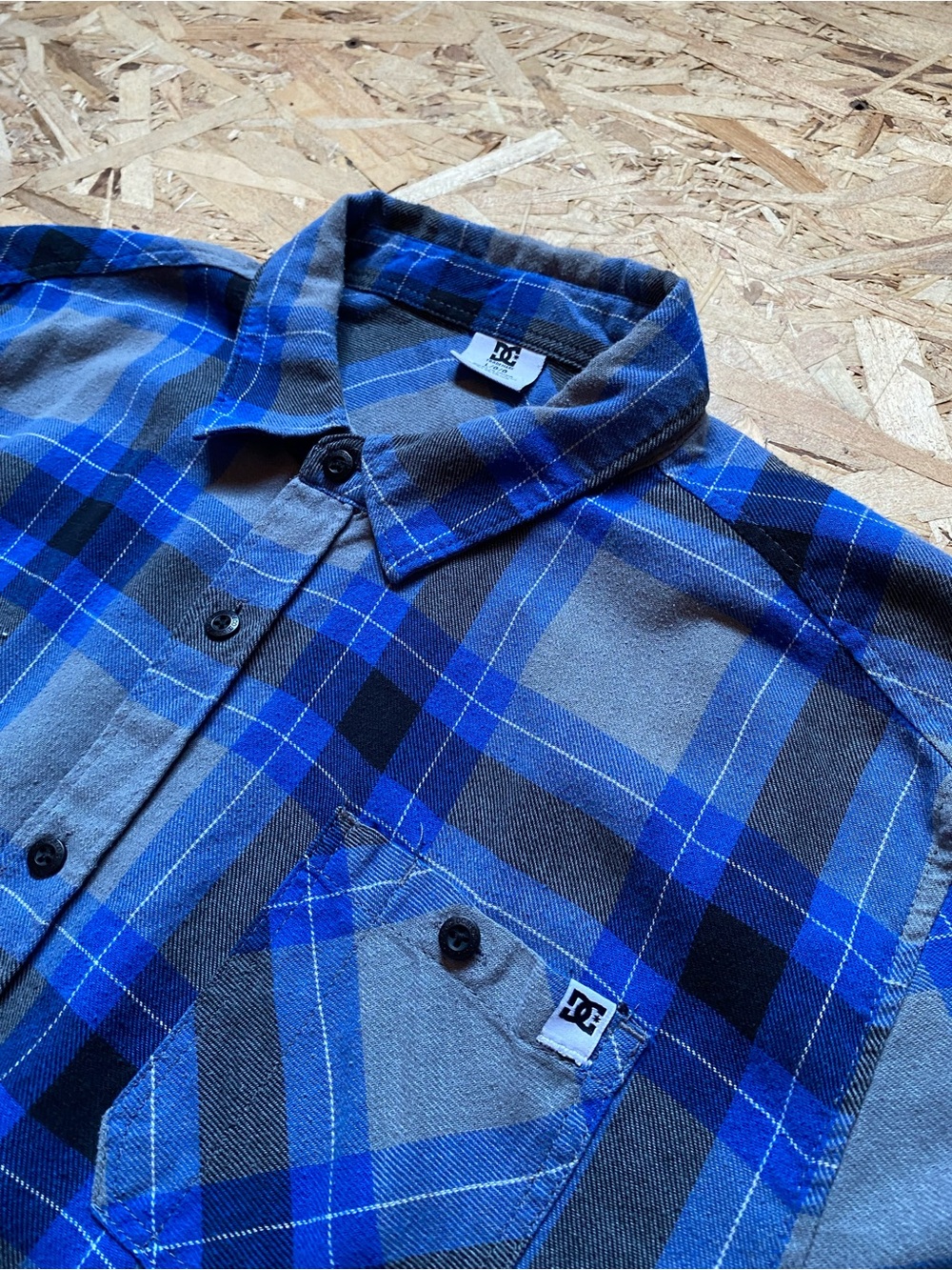 DC Shoes Y2K Blue and Black Plaid Button-Up Shirt